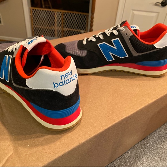 Like new, men’s size 11 New Balance 574 - Picture 2 of 3